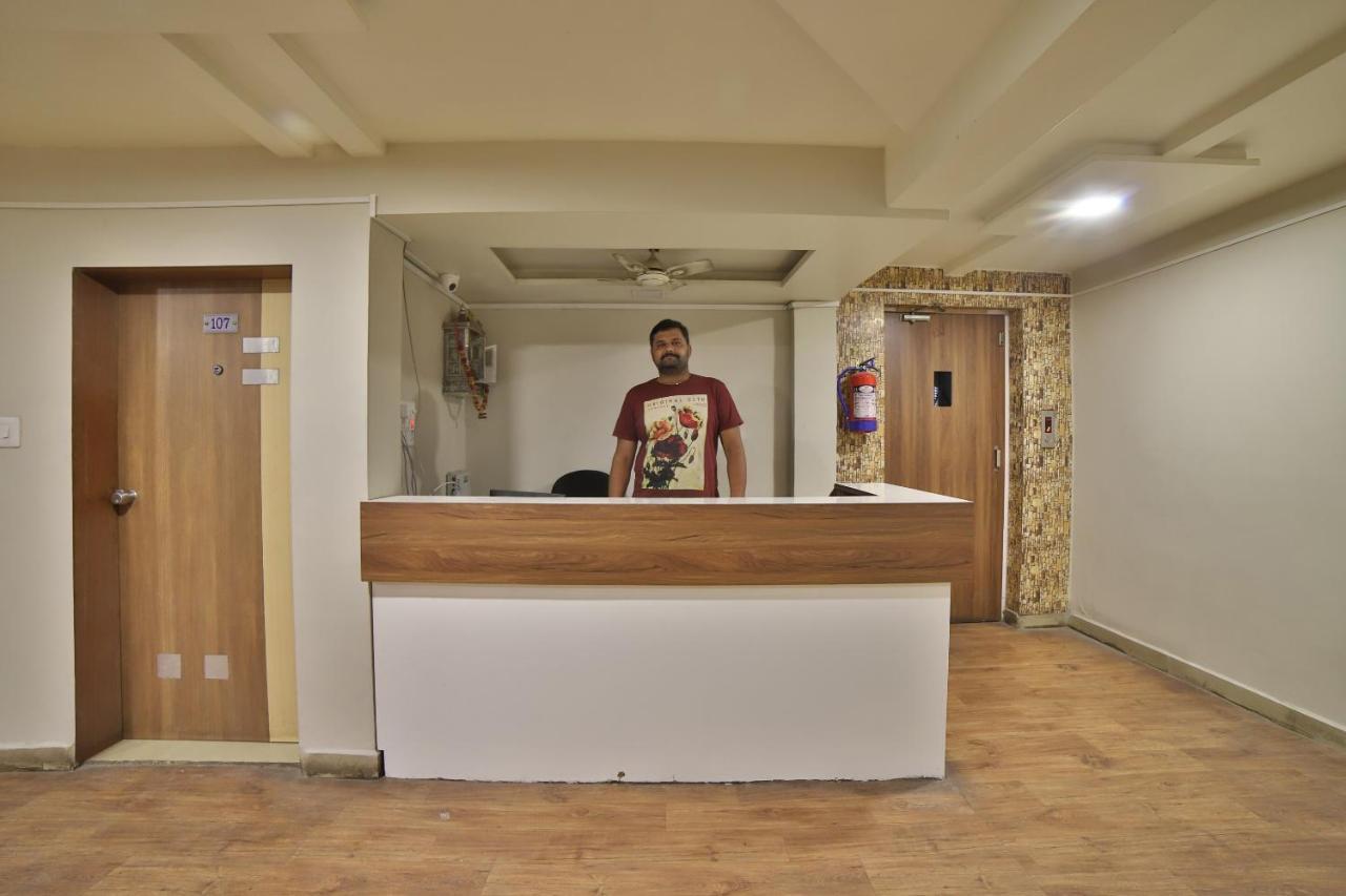 Oyo 41929 Hotel Loyal Residency Jāmnagar Eksteriør bilde
