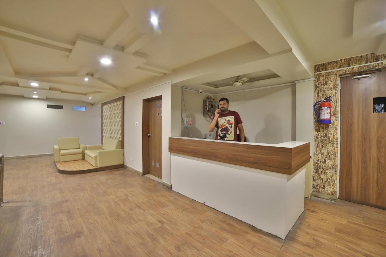 Oyo 41929 Hotel Loyal Residency Jāmnagar Eksteriør bilde